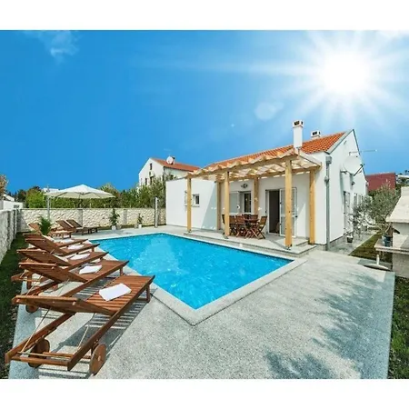 Casa Nova Modern Retreat Нин